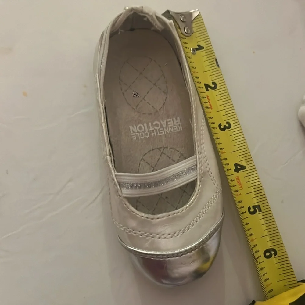 Kenneth Cole Reaction Girl’s Silver Pearl Flats Shoes Happy Space 2 Size 7